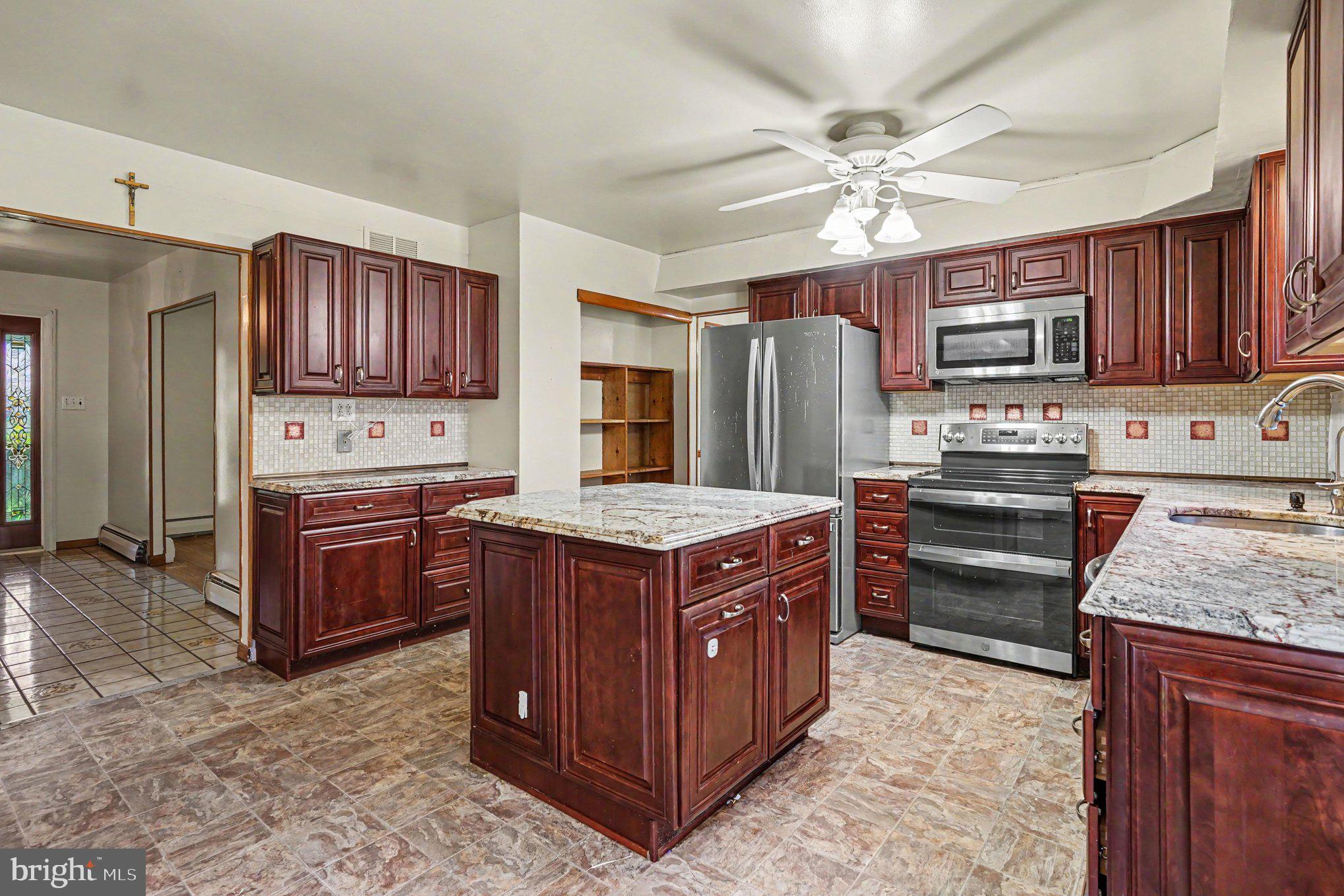 524 Highgate Road Norristown, PA 19403 - Photo 5 of 28