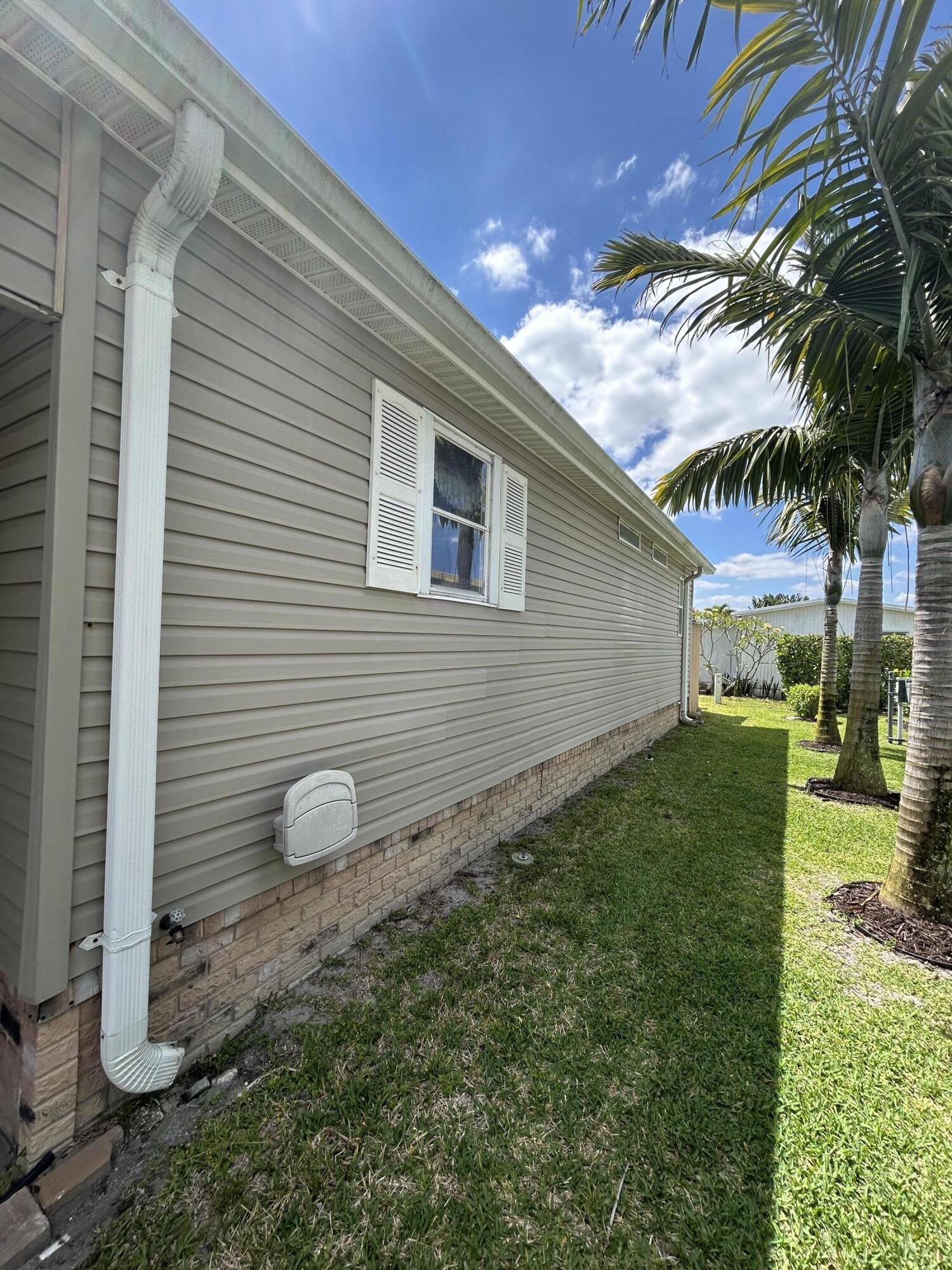 400 North Hwy A1A, Unit 47 Jupiter, FL 33477 - Photo 5 of 35 a house view with a backyard space