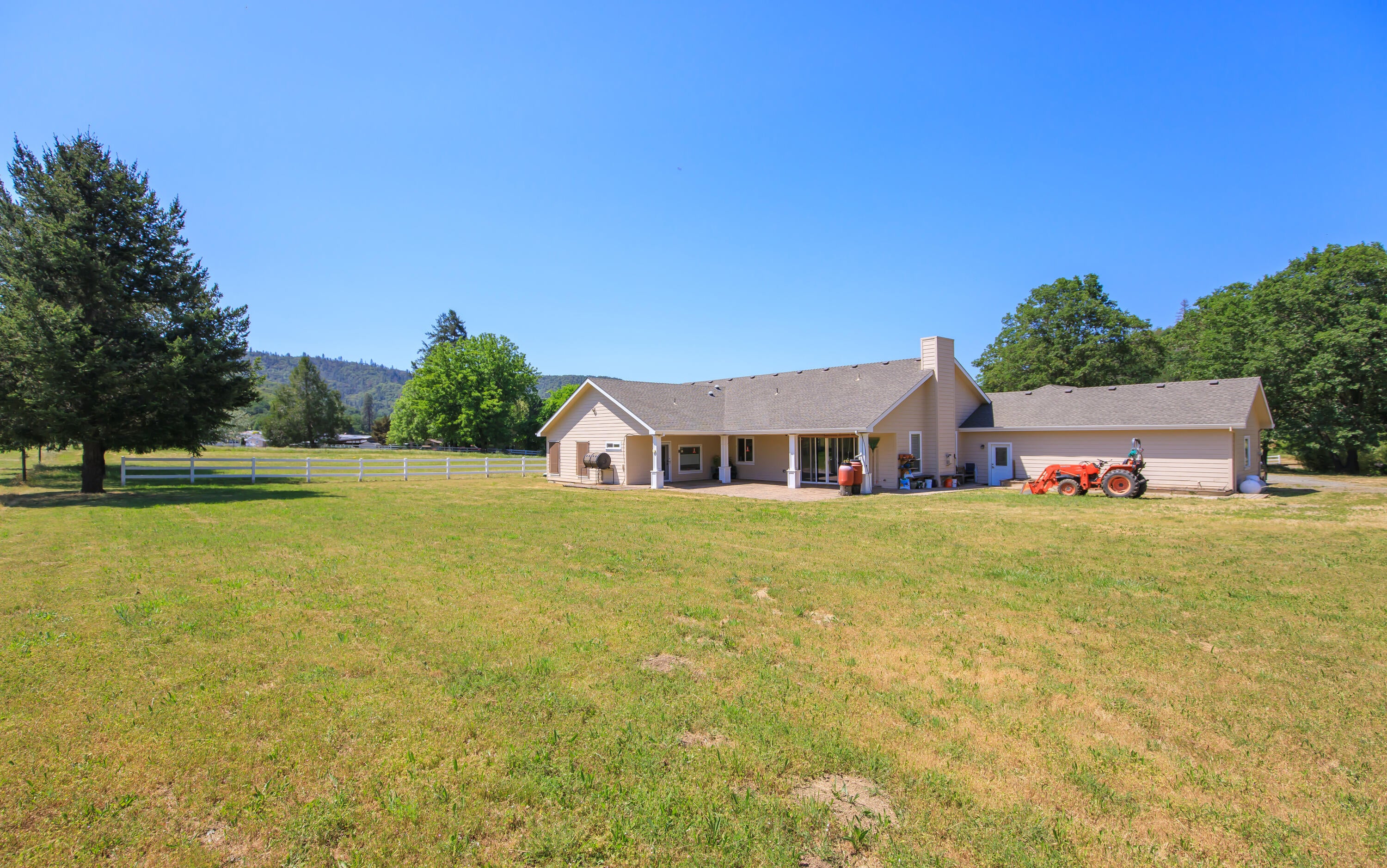 8025 Old Stage Road Central Point, OR 97502 - Photo 31 of 47 31