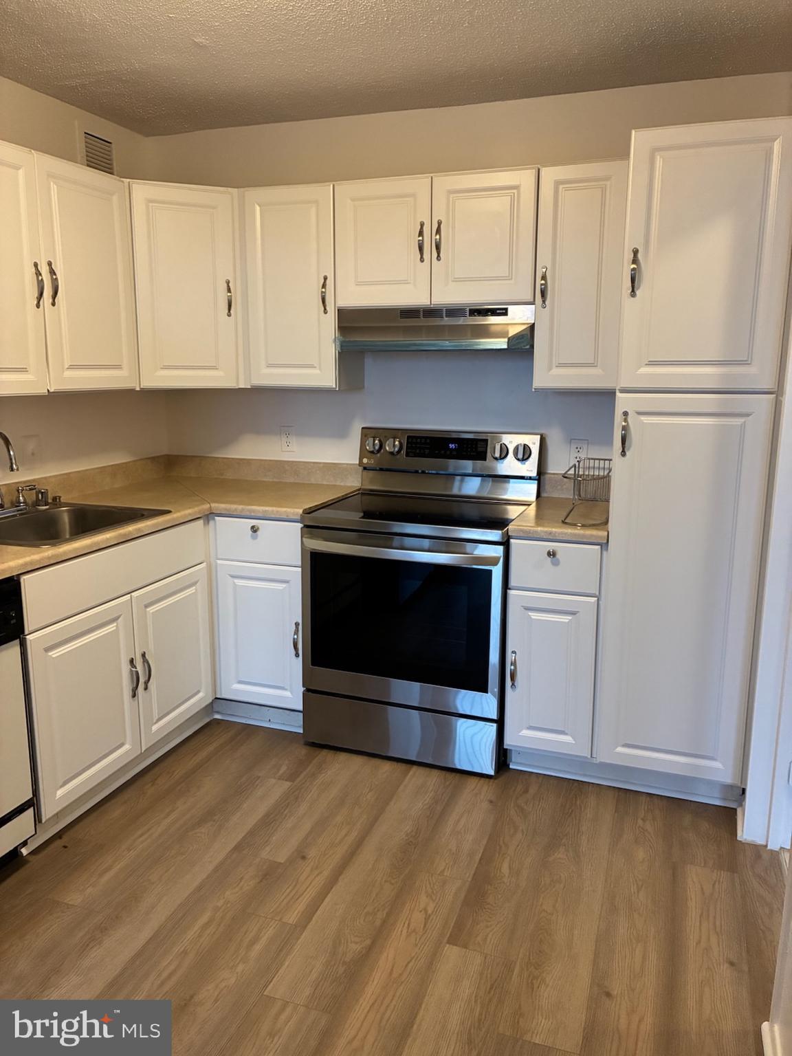 6800 Fleetwood Road, Unit 705 McLean, VA 22101 - Photo 10 of 13 Kitchen