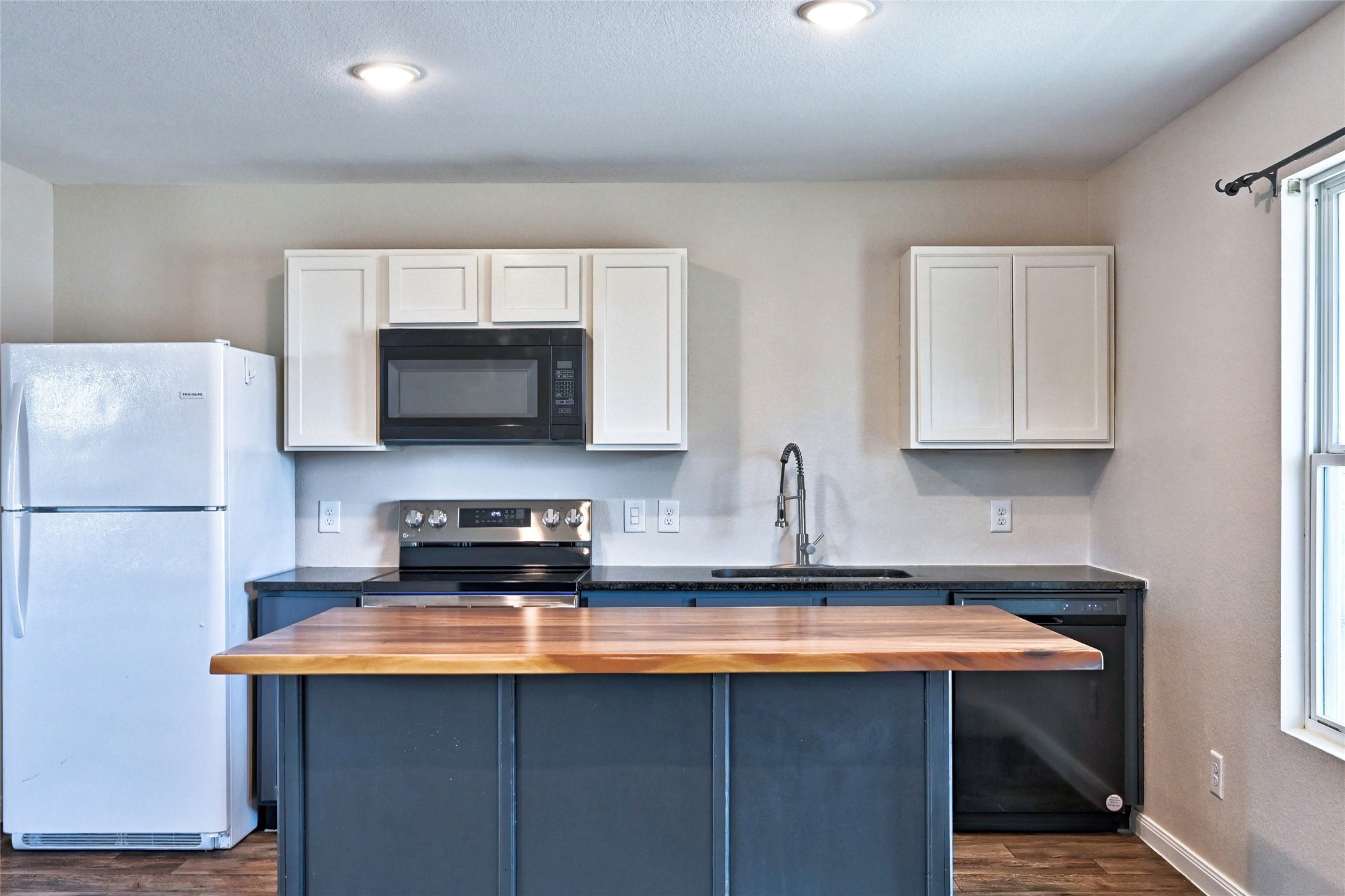 16623 Colleen Place Conroe, TX 77306 - Photo 11 of 44 Beautiful custom island/breakfast bar.