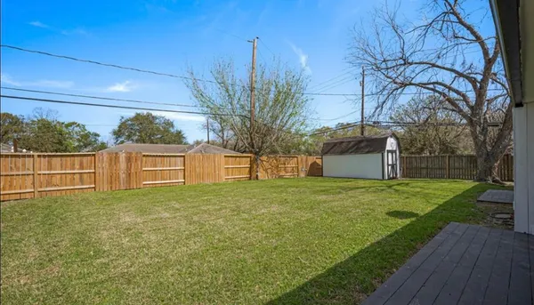 a house view with backyard space