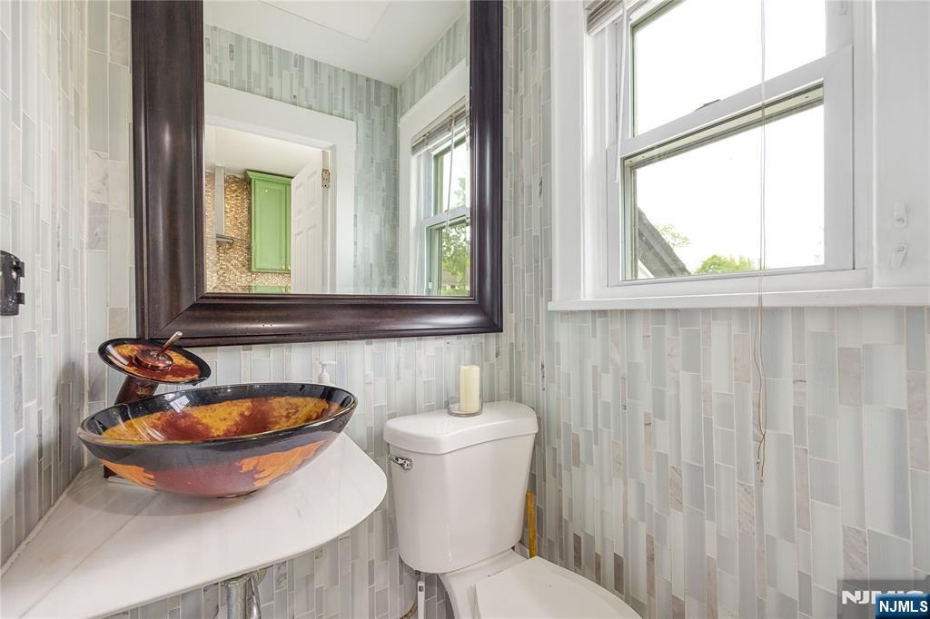 384 Woods Road Teaneck, NJ 07666 - Photo 5 of 17
