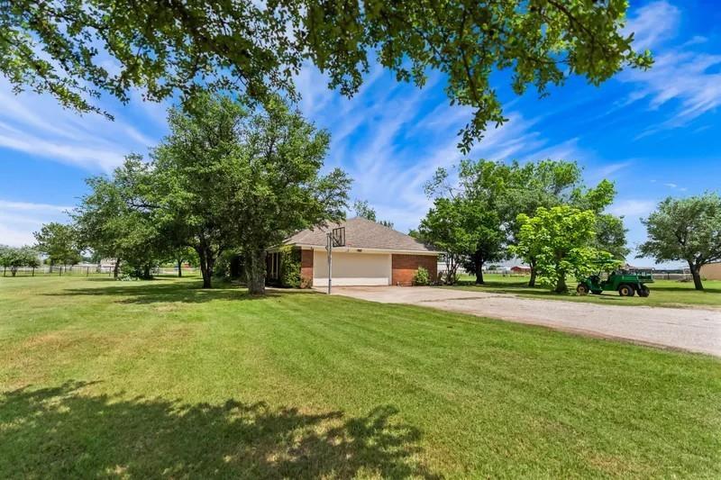 8085 Jackson Road Krum, TX 76249 - Photo 5 of 38