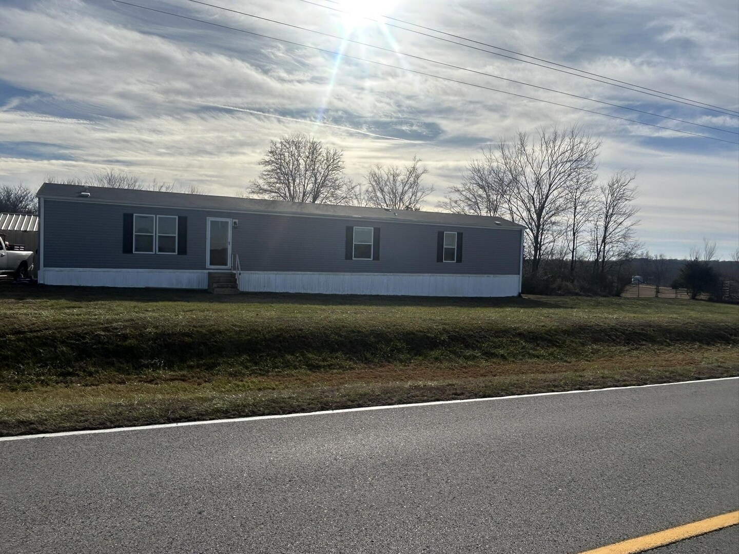a view of a backyard