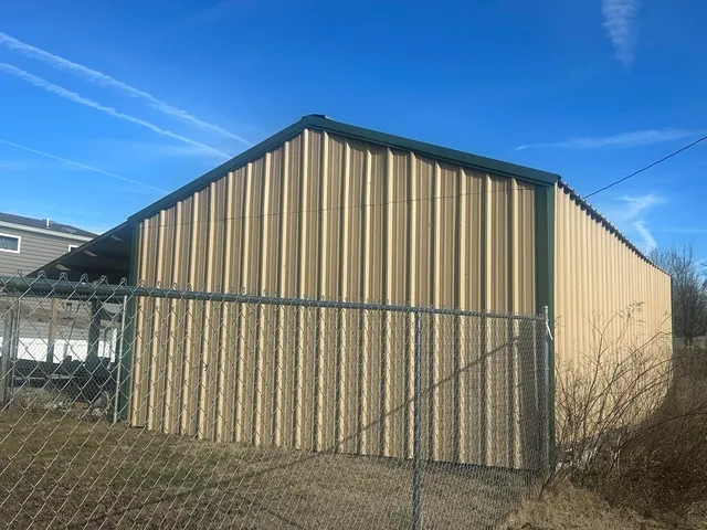 a view of backyard of the house