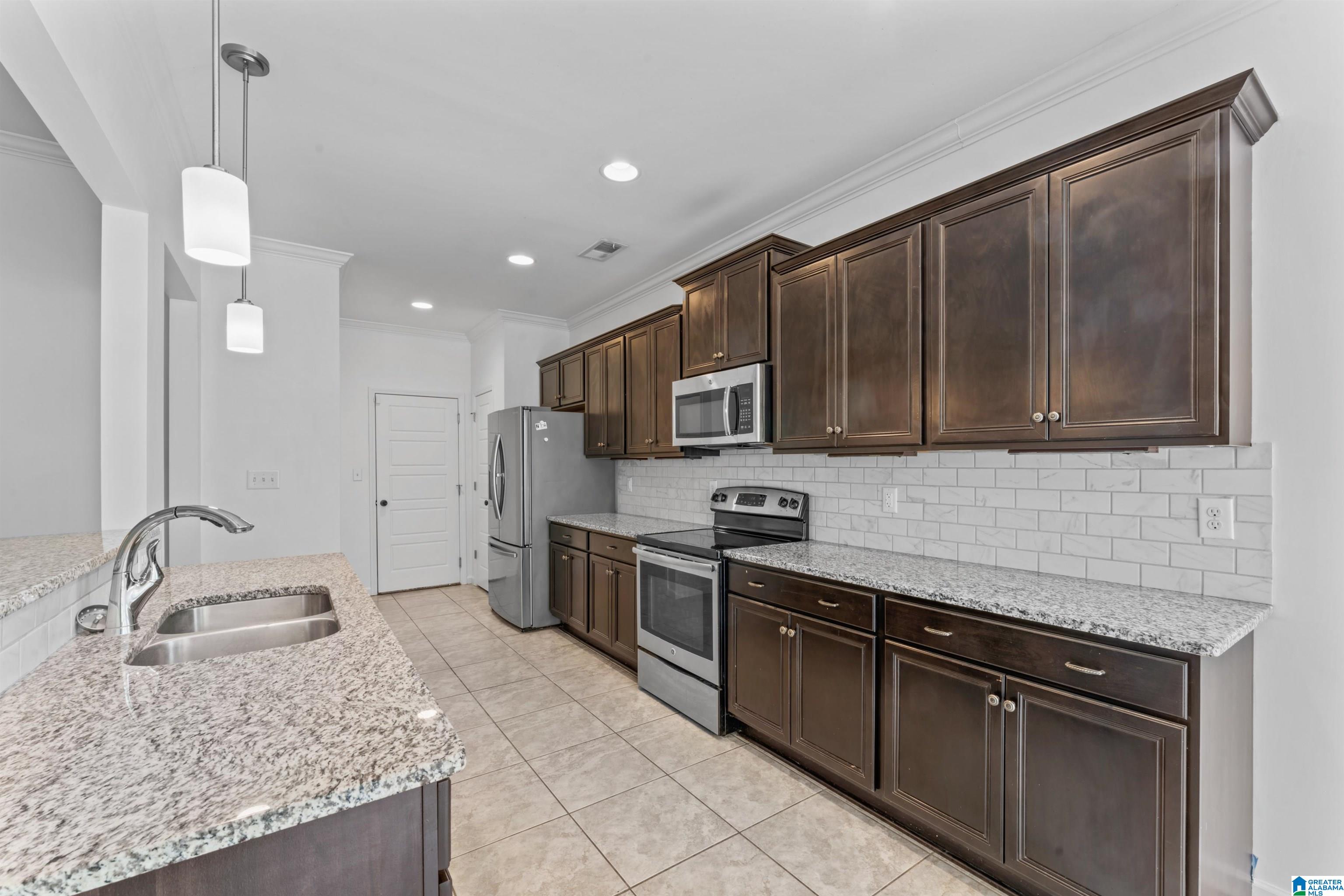 2043 Kerry Circle Calera, AL 35040 - Photo 8 of 38