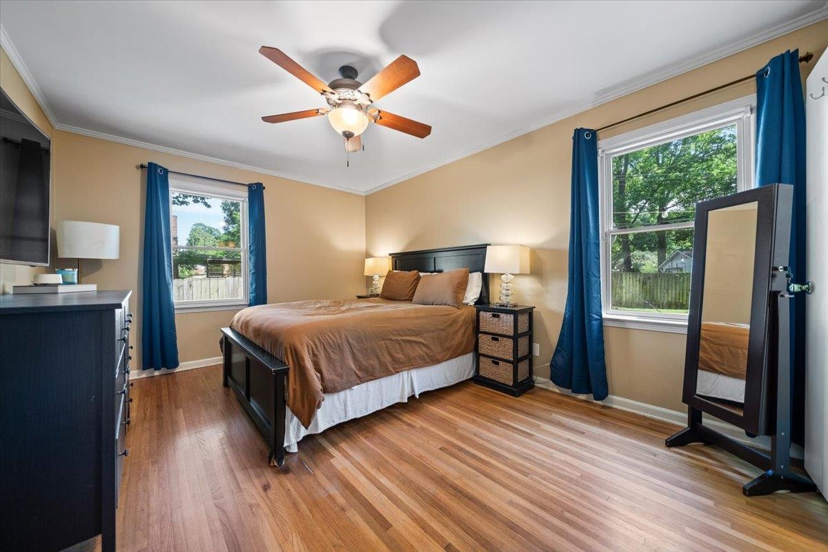4847 Kaye Road Memphis, TN 38117 - Photo 23 of 40 a bedroom with a large bed and a window