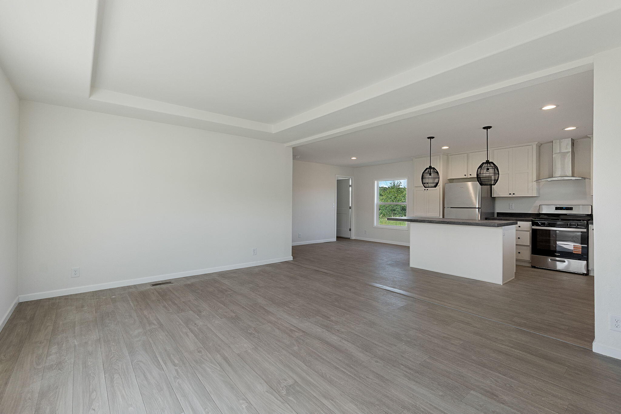 11258 Iron Mountain Road Redding, CA 96001 - Photo 5 of 27 Dining/Living area