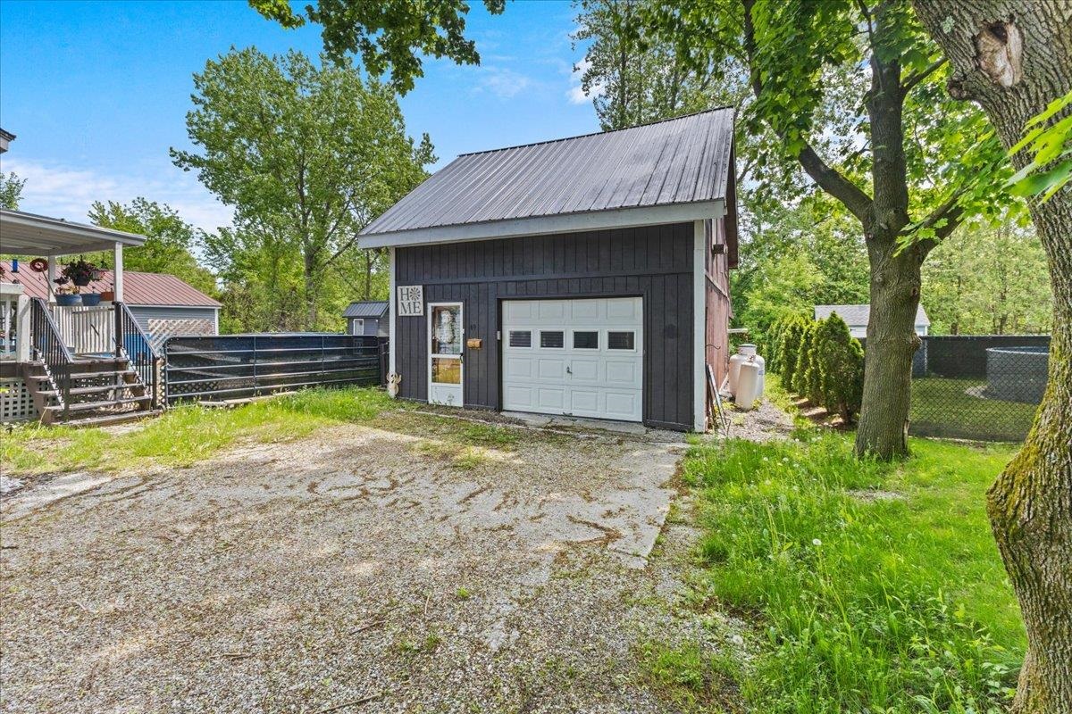 49 Russell Street St. Albans, VT 05478 - Photo 4 of 42