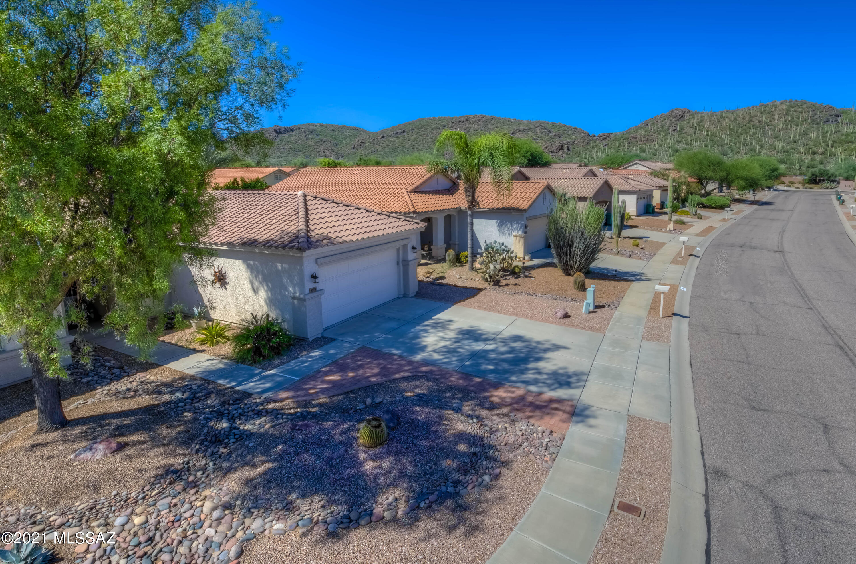 8073 West Wandering Spring Way Tucson, AZ 85743 - Photo 4 of 49