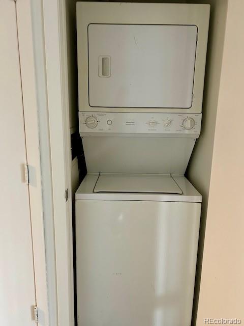 2231 Sable Boulevard, Unit 909 Aurora, CO 80011 - Photo 4 of 16 a utility room with dryer and washer