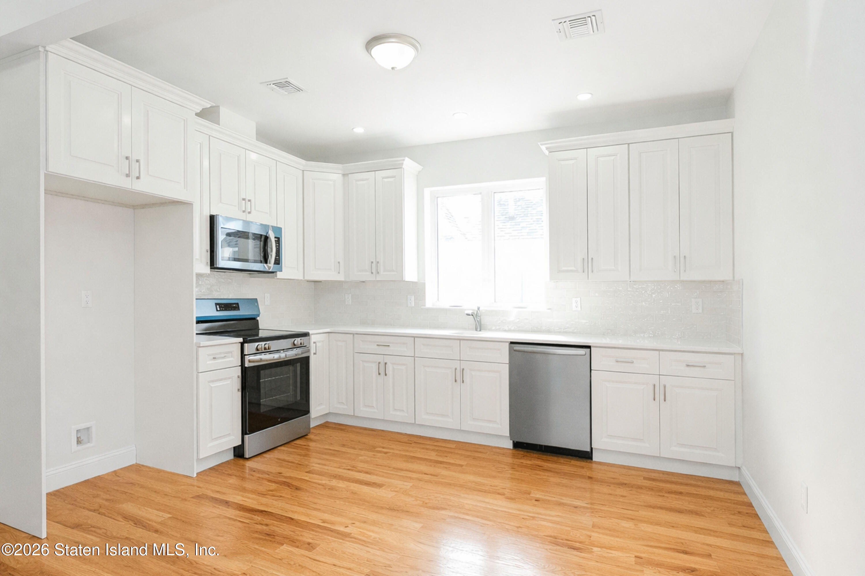 552 Drumgoole Road East Staten Island, NY 10312 - Photo 26 of 38 Photo Feb 14 2026, 12 06 45 AM