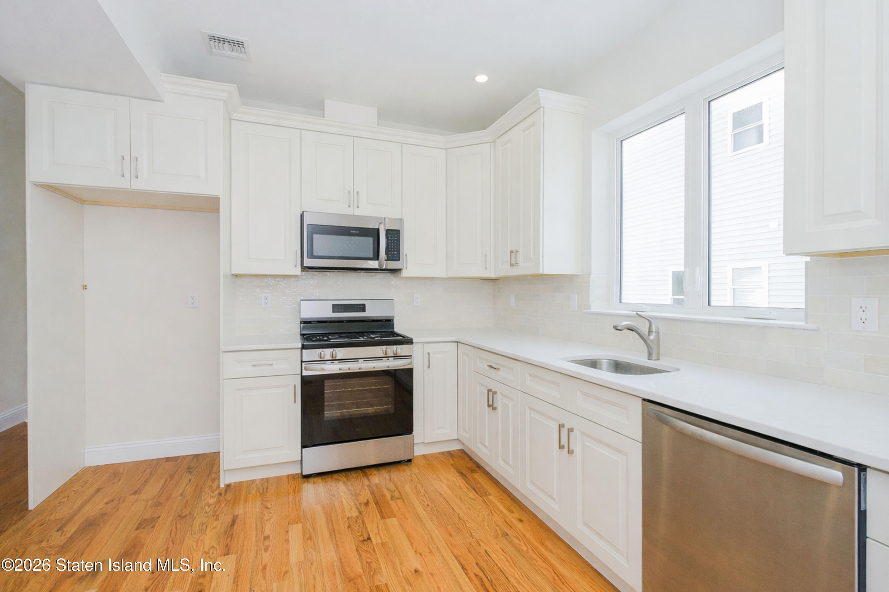 552 Drumgoole Road East Staten Island, NY 10312 - Photo 6 of 38 Photo Feb 14 2026, 12 00 01 AM