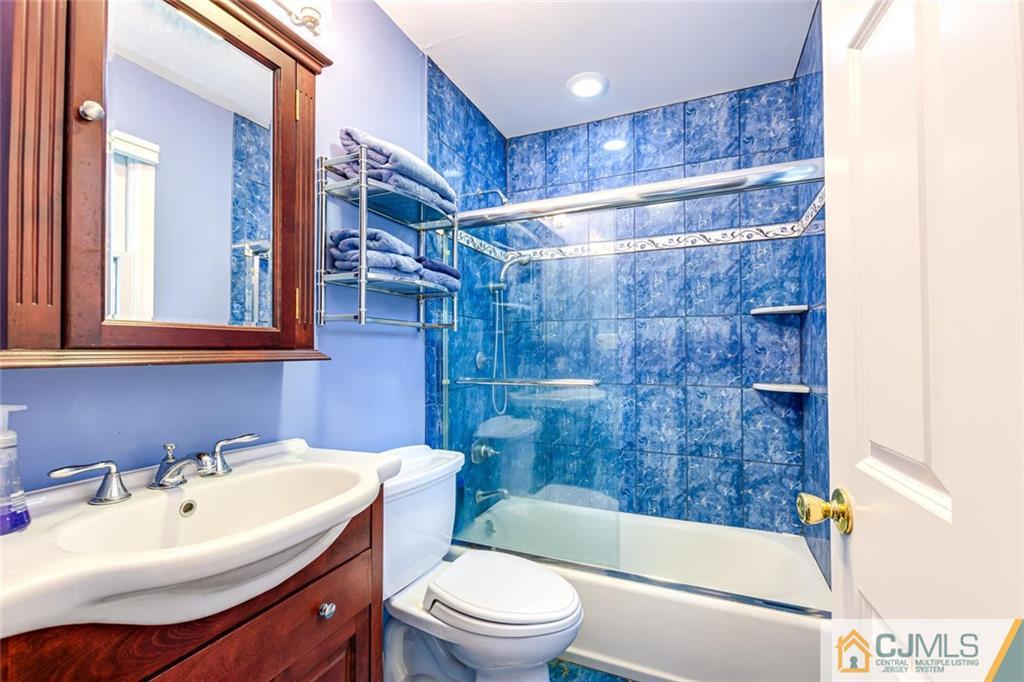 473 Plainfield Road Edison, NJ 08820 - Photo 17 of 28 a bathroom with a sink a toilet and a bathtub
