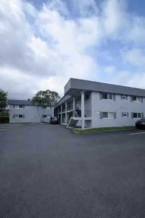 $1,900 | 2244 Madison Street, Unit 3, Hollywood, FL 33020