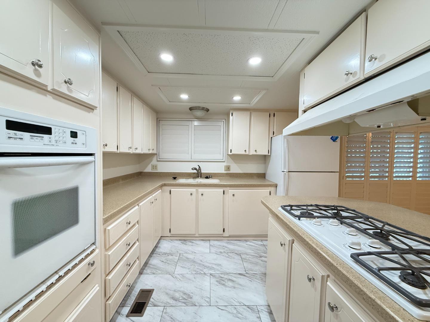 224 Queens Way, Unit 224 Pittsburg, CA 94565 - Photo 18 of 33 a kitchen with stove cabinets and a counter top space