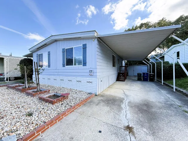 a view of a house with backyard