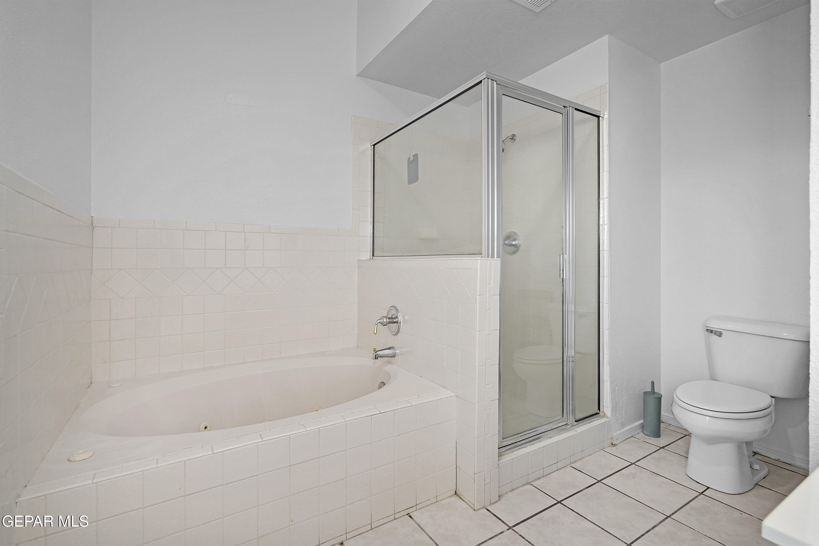 660 Rosinante Road El Paso, TX 79922 - Photo 30 of 43 a bathroom with a bathtub and a toilet