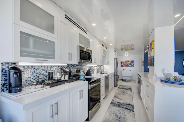 $8,500 | 5510 North Ocean Drive, Unit 2C, Singer Island, FL 33404