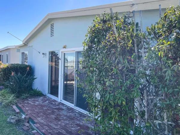 a view of a house with backyard and garden