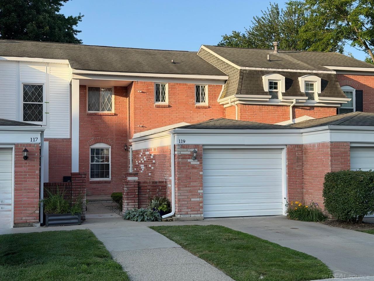 119 Manor Way Rochester Hills, MI 48309 - Photo 2 of 29