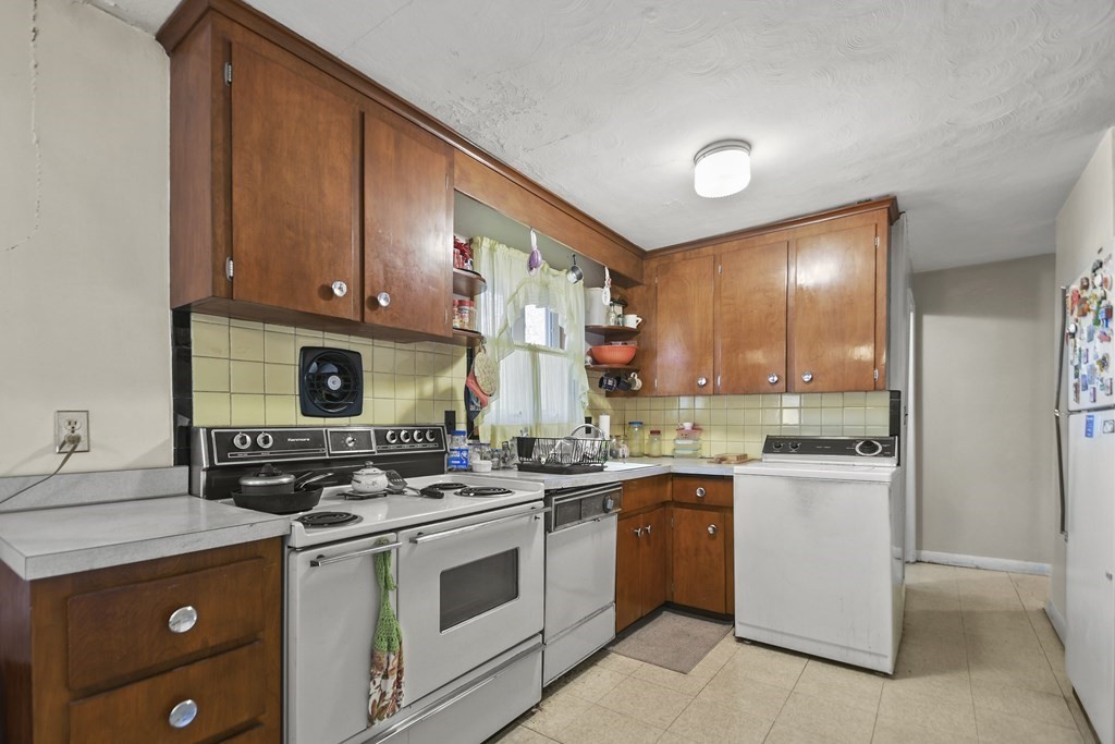 36 McAuliffe Road Randolph, MA 02368 - Photo 7 of 25 Gallery Image 7