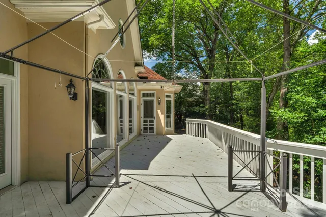 a view of a house with backyard