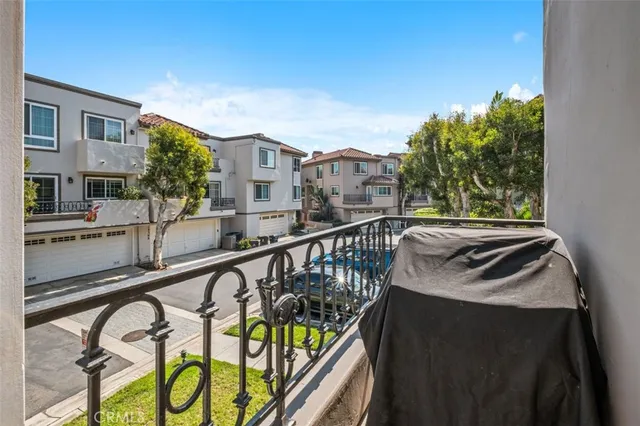 $1,449,900 | 19373 Peachtree Lane, Huntington Beach, CA 92648