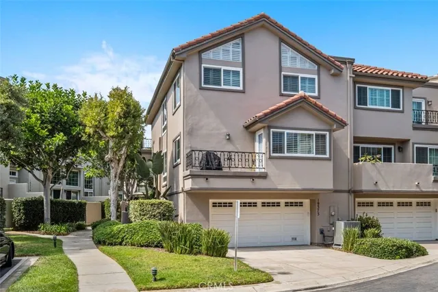 $1,449,900 | 19373 Peachtree Lane, Huntington Beach, CA 92648