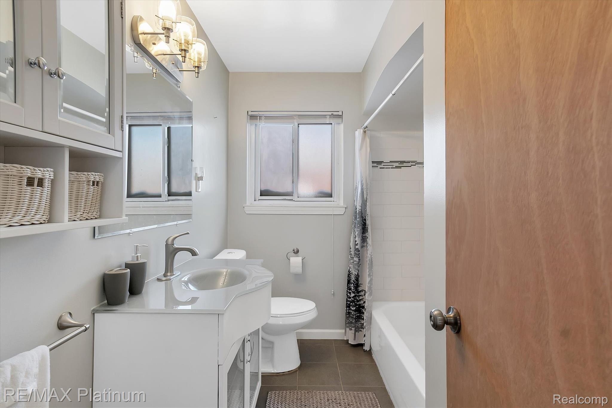 8912 Merriman Road Livonia, MI 48150 - Photo 11 of 15 8912-Merriman-Rd-Full Bath.jpg