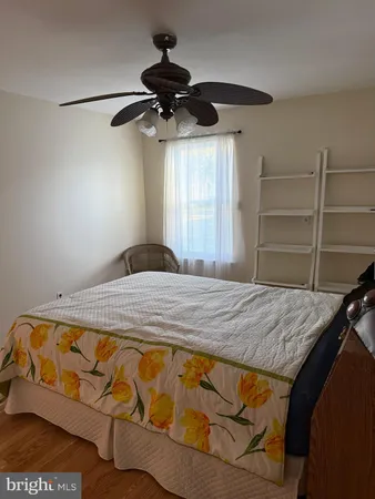 a view of empty room with a ceiling fan