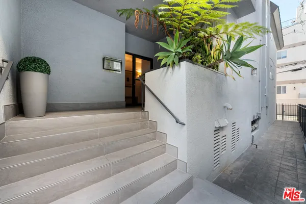 $6,150 | 125 South Elm Drive, Unit 201, Beverly Hills, CA 90212