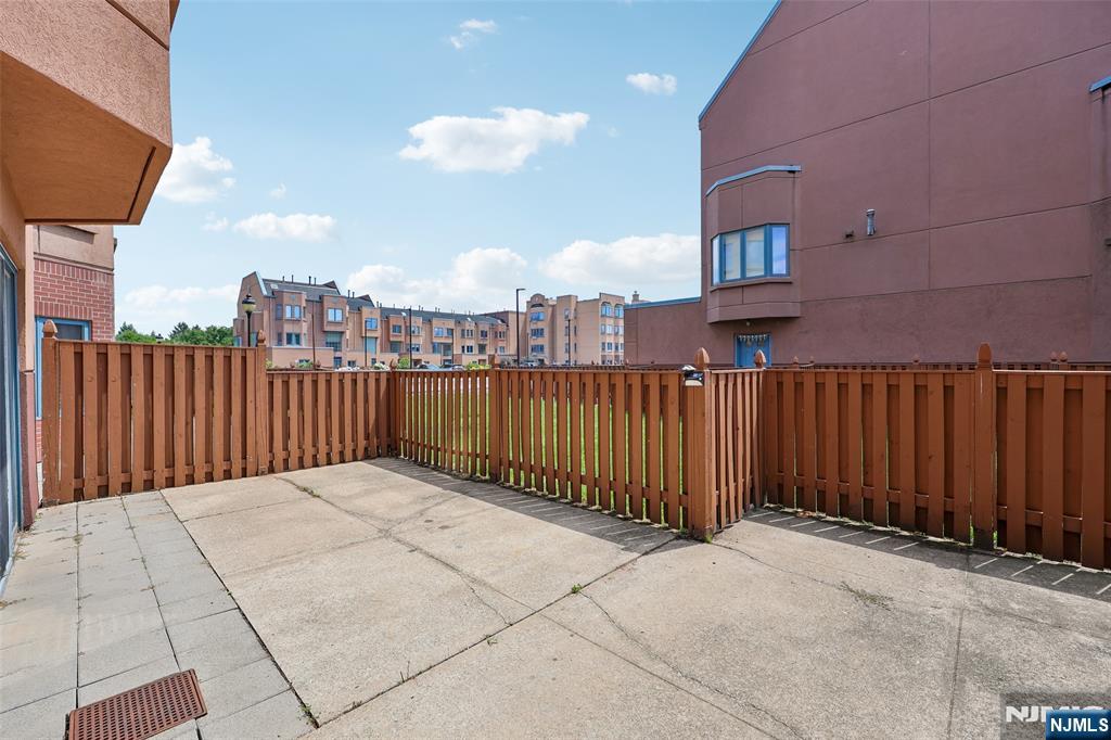 302 Chase Court, Unit 302 Edgewater, NJ 07020 - Photo 21 of 46