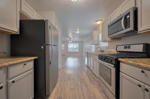 $1,950 | 5009 Willow Point Drive, Conroe, TX 77303