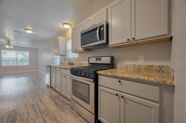 $1,950 | 5009 Willow Point Drive, Conroe, TX 77303