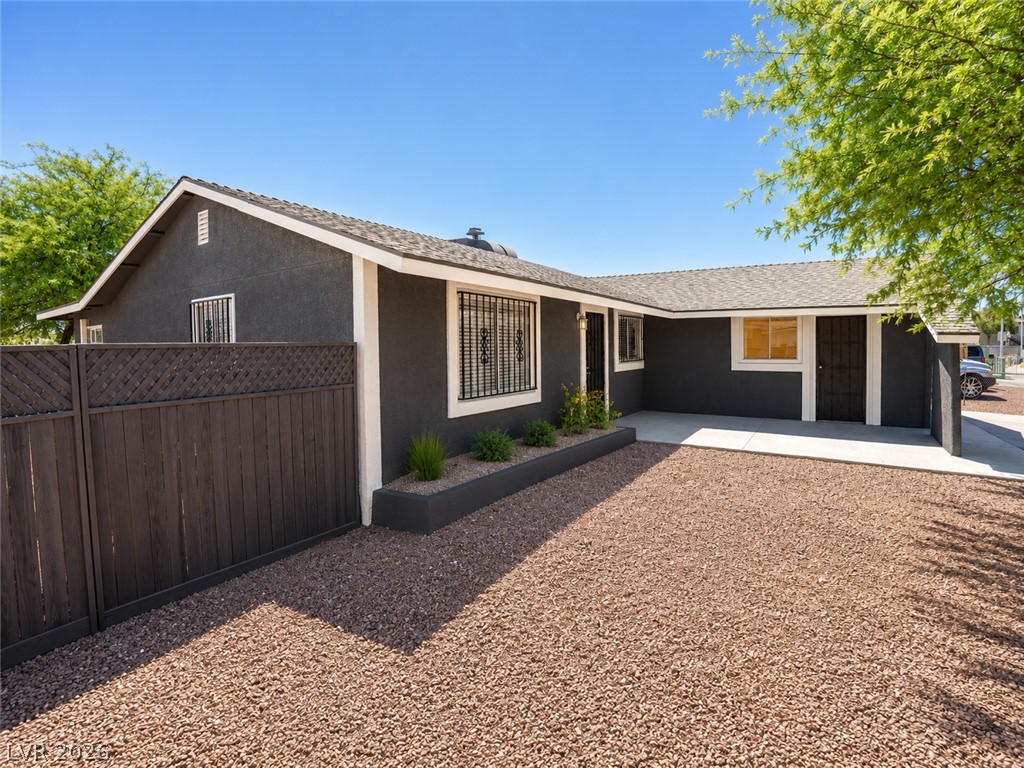 2870 South Sandhill Road Las Vegas, NV 89121 - Photo 9 of 64 A neatly fenced, low-maintenance front yard welcomes you to this inviting residence.