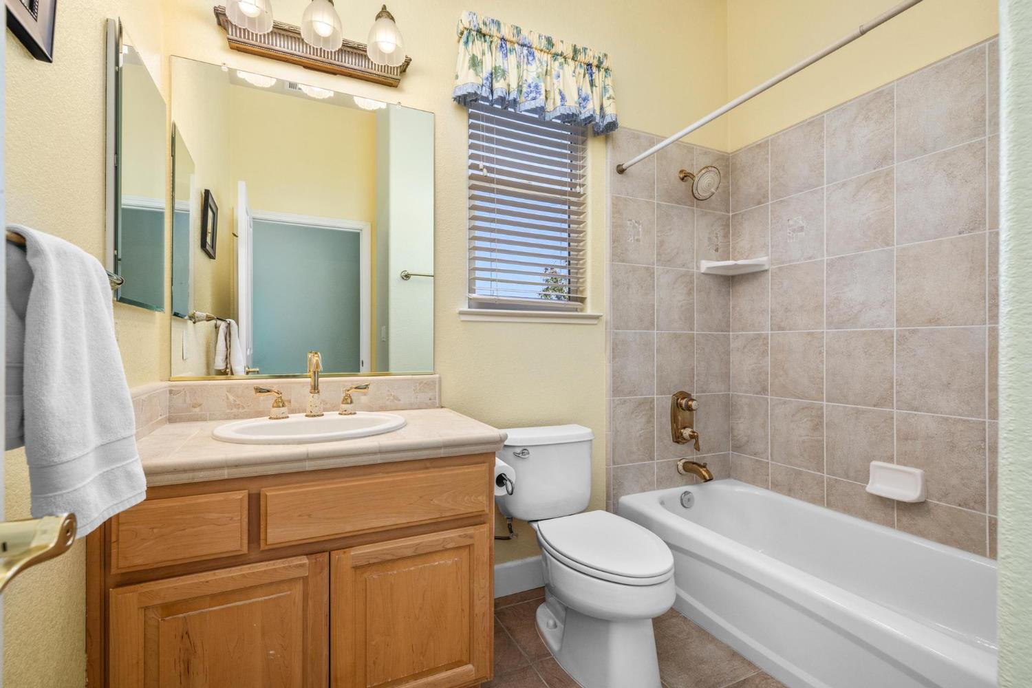 8 Rock Ridge Court, Unit 288 Copperopolis, CA 95228 - Photo 31 of 58 Guest Bath.