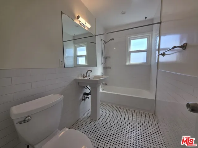 $2,400 | 102 Gaviota Avenue, Unit 112, Long Beach, CA 90802