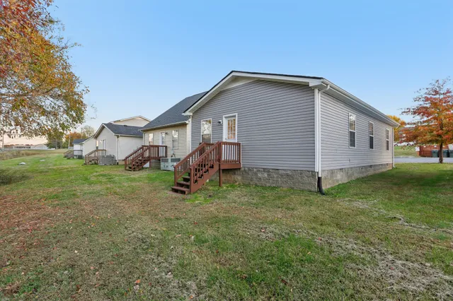 a view of a house with a yard