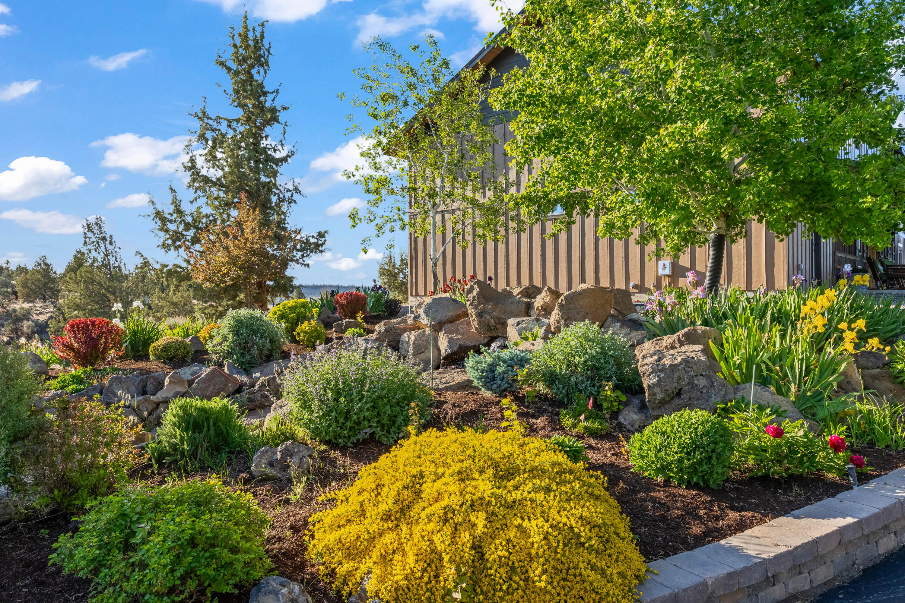 70030 Northwest Hunt Road Sisters, OR 97759 - Photo 33 of 55 a backyard of a house with lots of green space