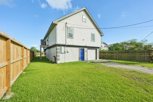 a view of a house with backyard and garden
