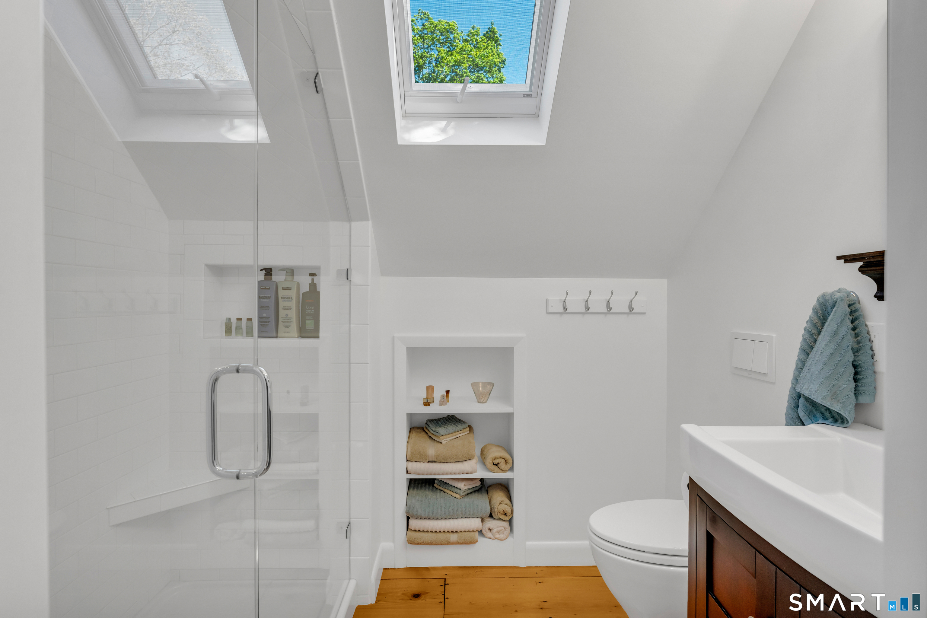 81 Main Street Chester, CT 06412 - Photo 24 of 39 Second floor full bath with skylight.