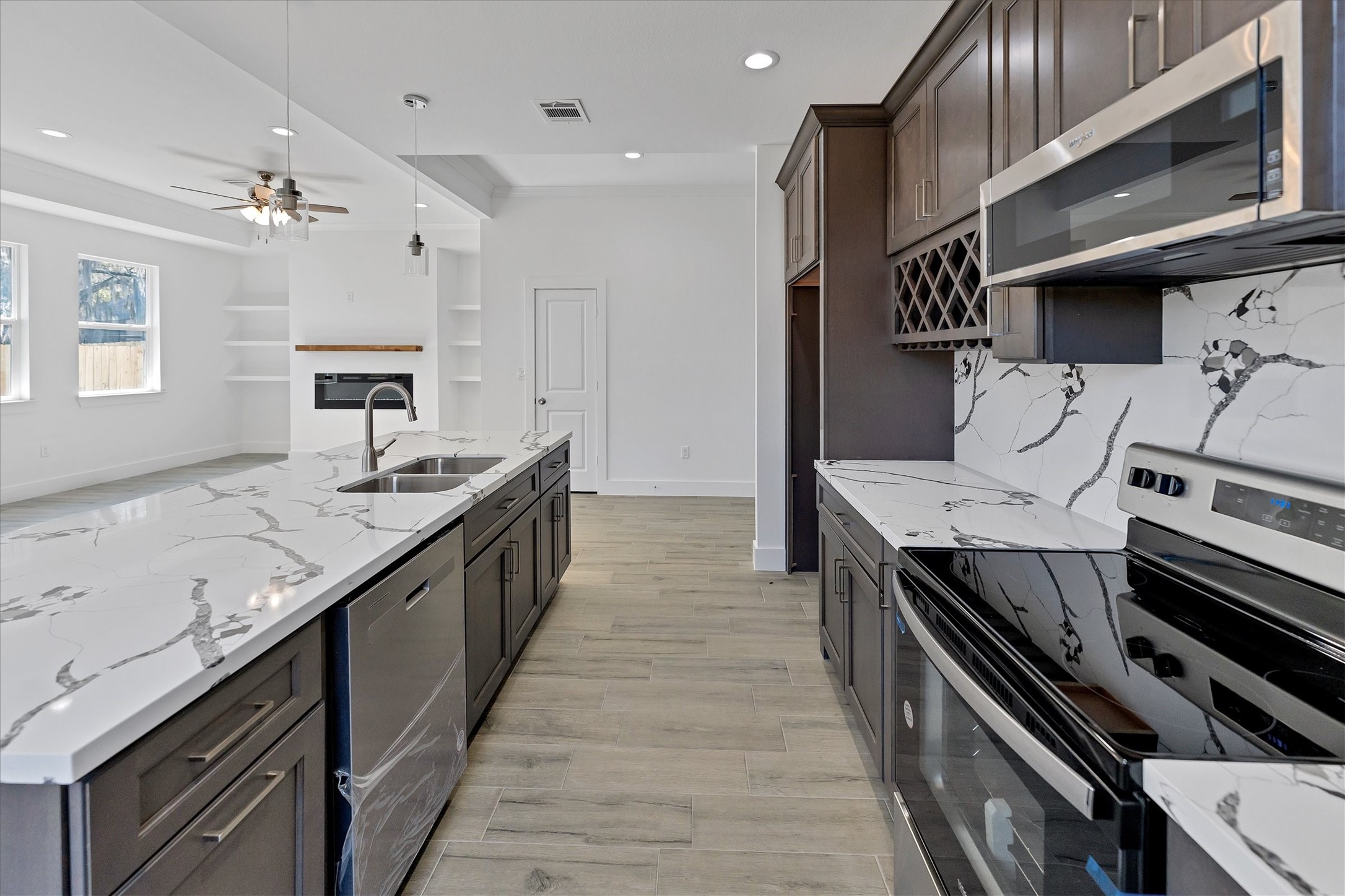 939 Lake View Drive Montgomery, TX 77356 - Photo 13 of 37 a large kitchen with a stove and a sink