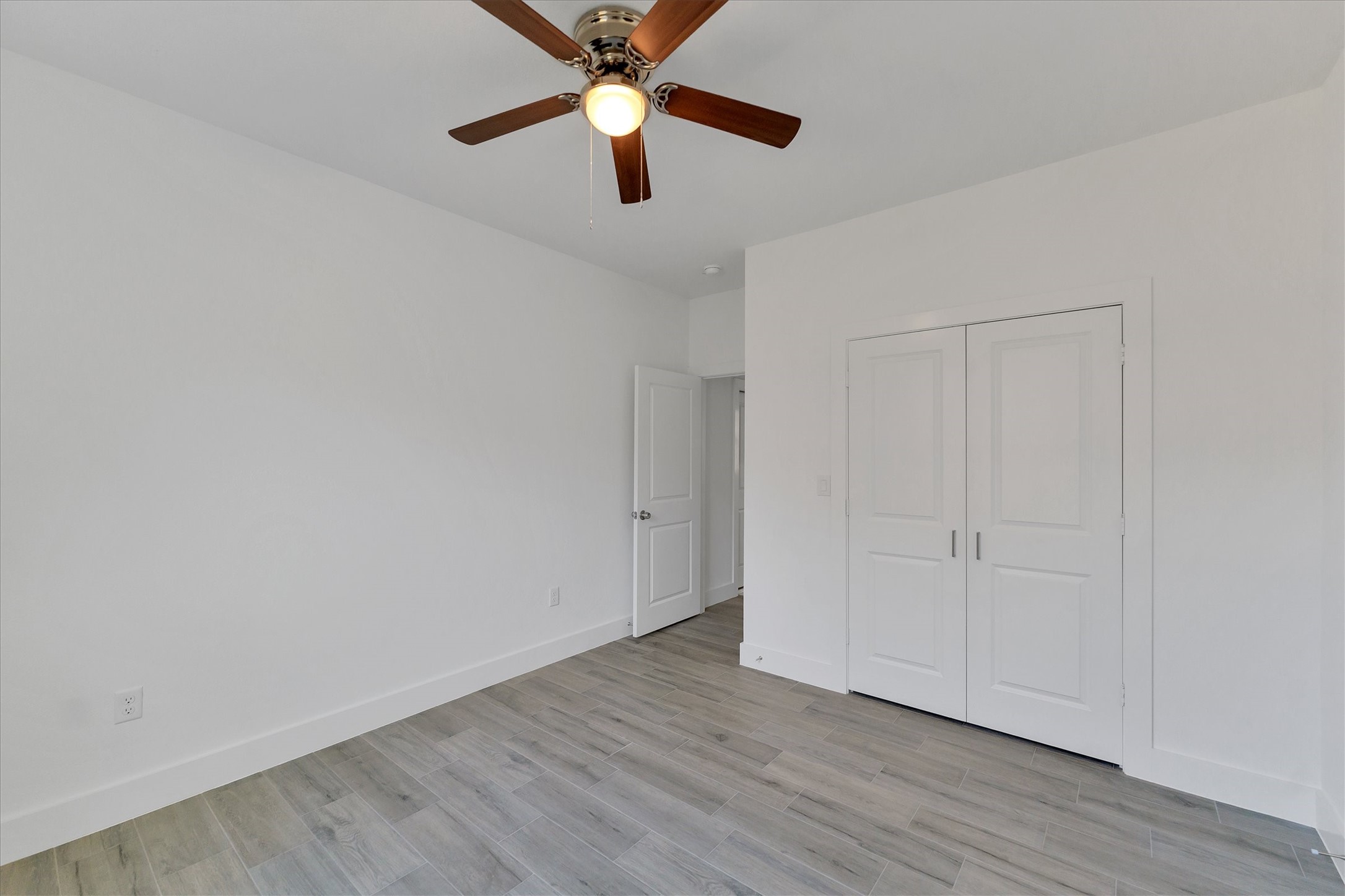 939 Lake View Drive Montgomery, TX 77356 - Photo 22 of 37 an empty room with wooden floor a ceiling fan and closet