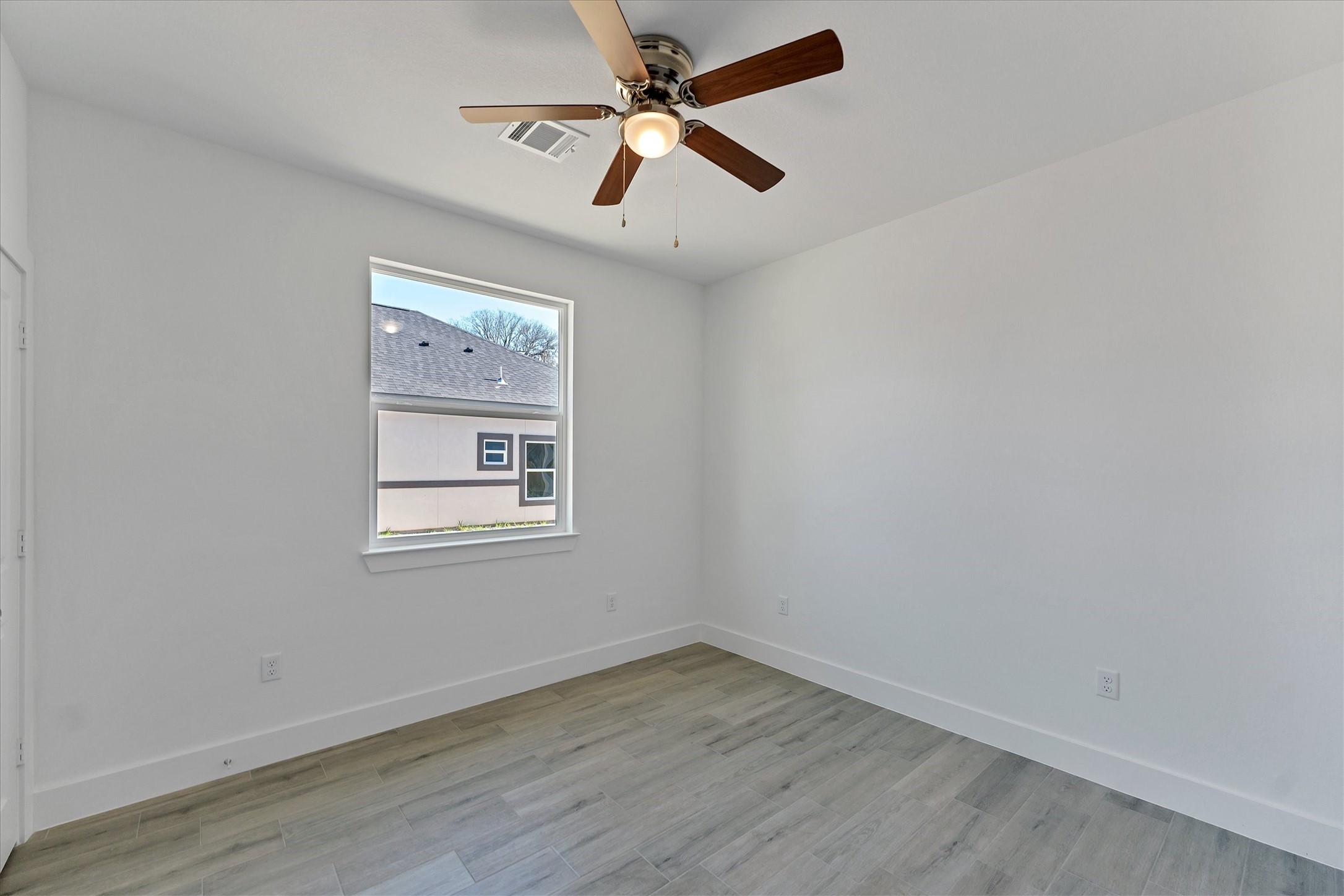 939 Lake View Drive Montgomery, TX 77356 - Photo 24 of 37 an empty room with a window and a fan