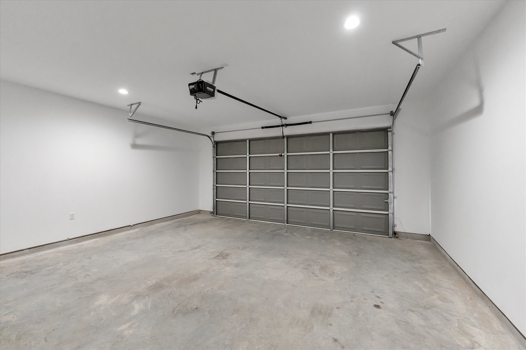 939 Lake View Drive Montgomery, TX 77356 - Photo 30 of 37 a view of an empty room with a ceiling fan