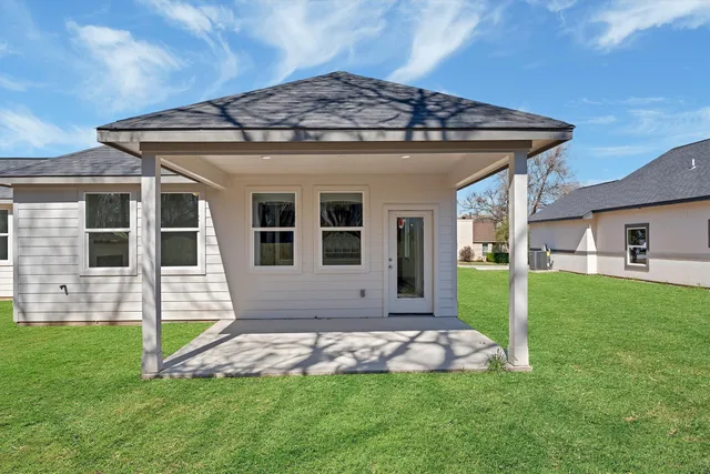 a view of a house with a yard