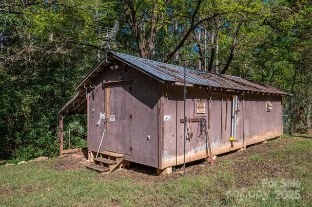 a view of backyard with tub and trees