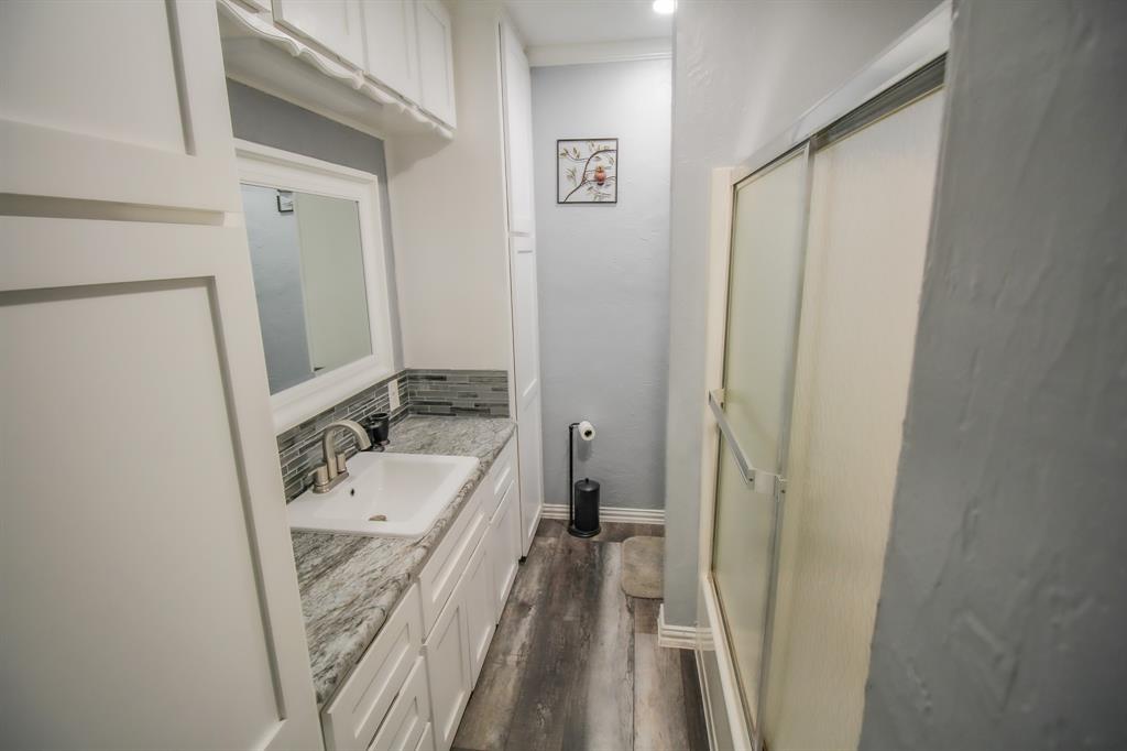 3061 Turkey Creek Road Sunset, TX 76270 - Photo 23 of 38 a bathroom with a tub sink and mirror